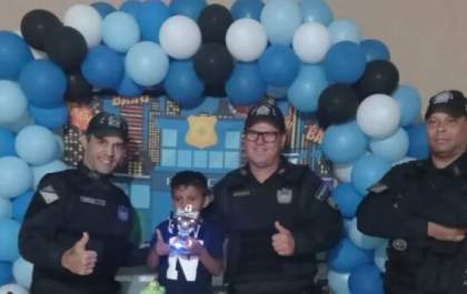 Polícia Militar participa de aniversário de fã da PM