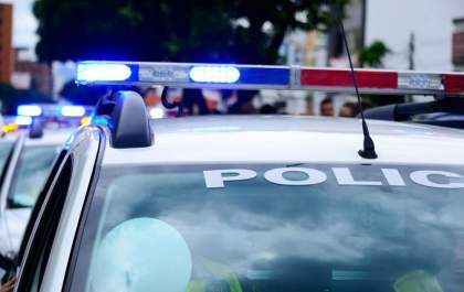Homem é preso por embriaguez após bater moto contra árvore em Andradina