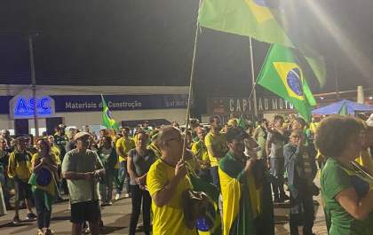 Manifestantes seguem firmes em frente ao Exército em Três Lagoas, em protesto contra o resultado das Eleições