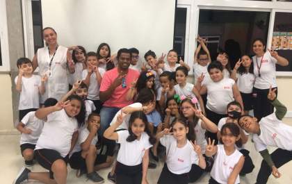 <p>Estudantes do Sesi entrevistam ex jogador Fabrício Carvalho</p>