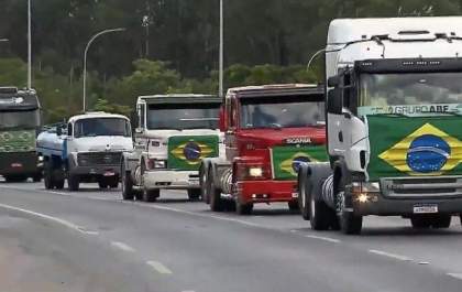 Em Brasília, caminhoneiros se reúnem próximo ao QG do Exército para manifestação