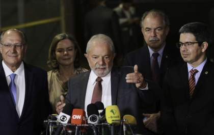 Lula diz que só definirá nomes para ministério após viagem ao Egito