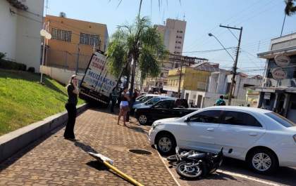 Motorista sofre infarto ao volante e caminhão fica desgovernado