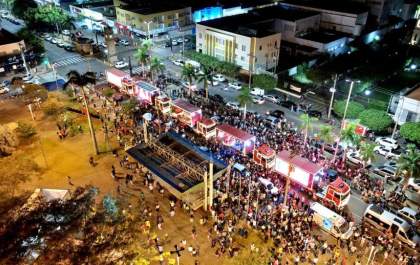 Caminhões iluminados da Caravana Coca-Cola passaram por TL e abriram festividades de final de ano