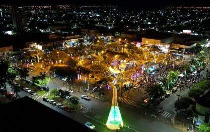 Luzes, papai Noel e muita alegria marcam o lançamento das festividades de Natal em TL