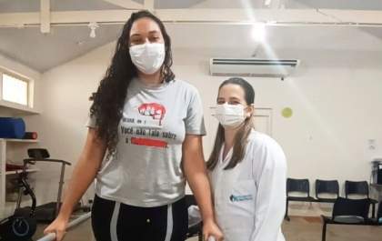 Enfermeira com lesão medular volta a ficar em pé com tratamento em Araçatuba