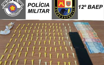 Baep prende dupla e apreende 120 pinos com cocaína