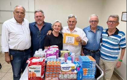 Casal faz festa de aniversário e pede doações para a Santa Casa de presente