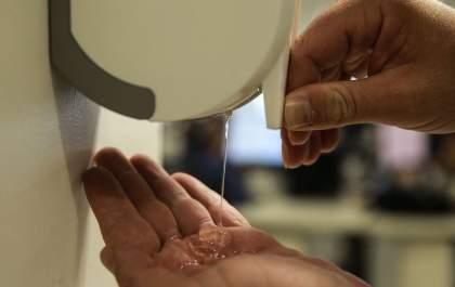 Anvisa libera venda de álcool 70% na forma líquida