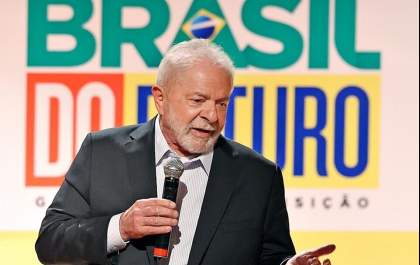 Lula fez cirurgia para retirada de lesão na laringe