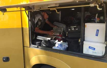 Passageira de ônibus é presa após ser flagrada com maconha em mala em Andradina