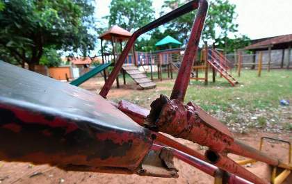 Vereador questiona a situação precária de brinquedos instalados em praças públicas