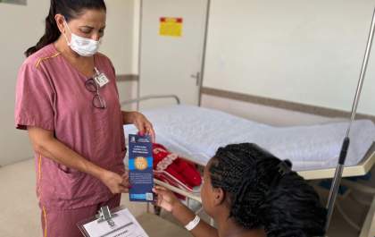 Santa Casa de Araçatuba ensina primeiros socorros em caso de engasgamento de bebês