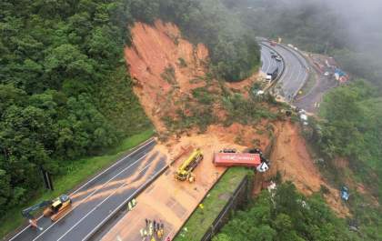 Deslizamento de terra na BR-376 mata duas pessoas no Paraná