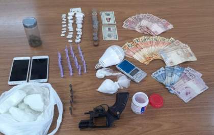 Polícia Civil prende homem com revólver, cocaína e crack