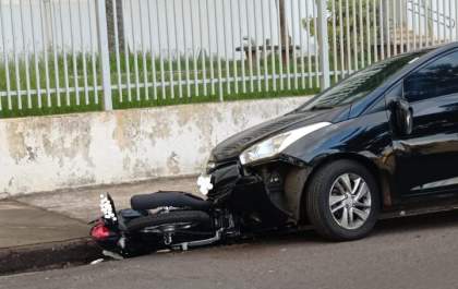 Condutor bate carro em moto após discussão em Birigui