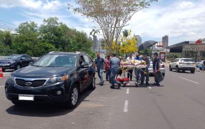 Homem fica ferido ao atravessar avenida Brasília e ser atingido por carro