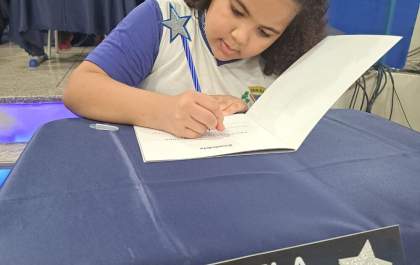 Noite de autógrafos marca lançamento de livro de alunos de escola municipal de Araçatuba