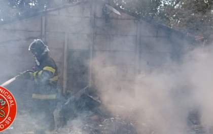 Brigada Municipal consegue extinguir fogo antes que consumisse residência