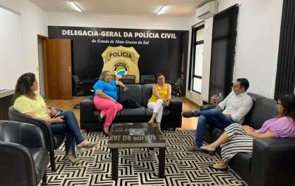 Delegado-Geral e Delegada-Geral Adjujnta recebem representantes de secretaria
