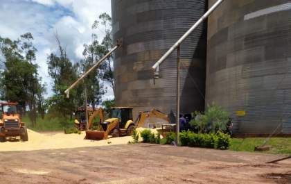Jovem morto 'soterrado' em silo de milho teria desmaiado antes de acidente, diz Corpo de Bombeiros