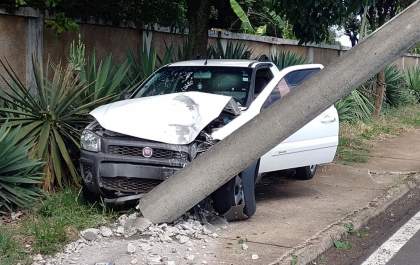 Picape derruba poste na Teotônio Vilela