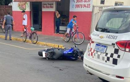 Homem morre ao bater moto em árvore em Guararapes