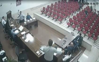 Vereador arremessa frasco de álcool em gel em parlamentar que falava na tribuna durante sessão