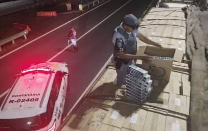 Ação conjunta prende jovem com carreta carregada com cigarros contrabandeados