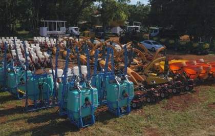 Agricultura familiar recebe 189 implementos agrícolas e caminhões nesta segunda-feira