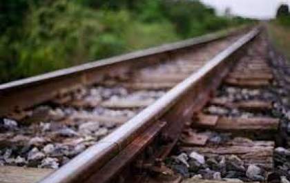 Adolescente de 15 anos é internado após ser atingido por trem