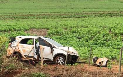 Motorista perde controle e capota veiculo na BR-262