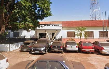 Mãe é presa após abandonar os três filhos trancados no carro