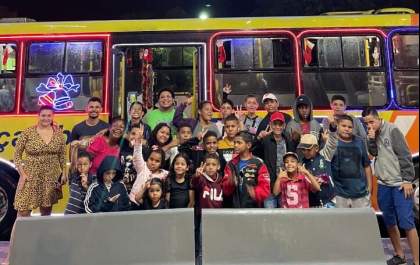 TUA promove passeio com crianças em ônibus decorado
