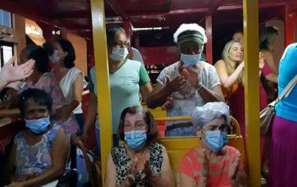 Idosos do Asilo São Vicente e do Abrigo Ismael fazem passeio natalino