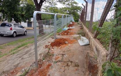 Calçada na Baguaçu ganha grades de proteção