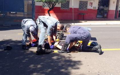 Jovem fica ferida em colisão de moto na traseira de carro