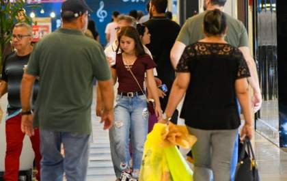 Salário antecipado dos servidores e 13ª parcela do Mais Social animam setor do comércio na véspera do Natal em MS