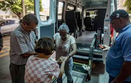 Prefeitura recebe van adaptada para transporte de pessoas com deficiência