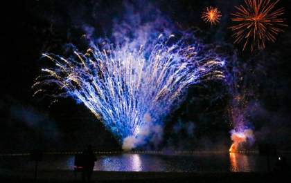 Show da virada e queima de fogos reúne milhares de pessoas no Balneário Municipal