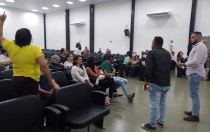 Família protesta após secretária de Saúde de Birigui abandonar audiência que discutia morte de menino de 4 anos picado por escorpião