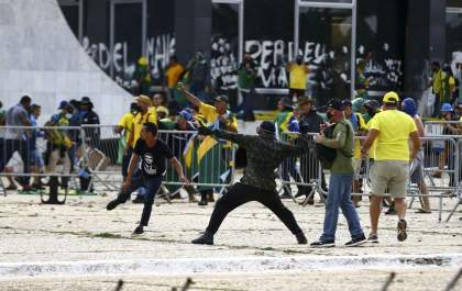 Manifestantes invadem Congresso, Planalto e STF