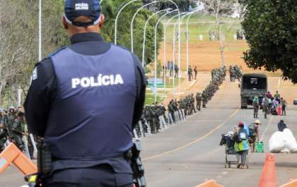 Exército e PM esvaziam acampamento em quartel no Distrito Federal; 1200 manifestantes são presos