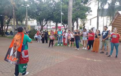 Esquerda de Araçatuba promove ato pela democracia na praça Rui Barbosa