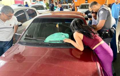 Bebê fica preso dentro do carro no supermercado em Andradina