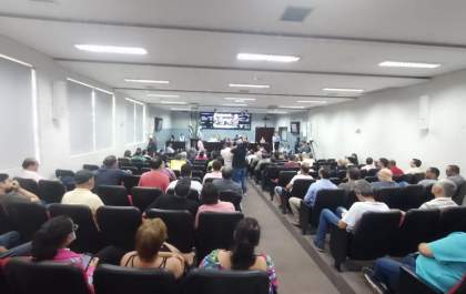 Pressionada, Câmara desiste de aumentar os subsídios dos vereadores