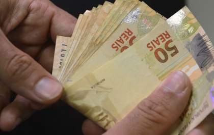 Salário mínimo pode ser reajustado para R$ 1.320 somente em maio