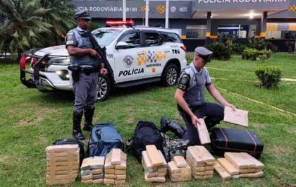 Passageiros de ônibus são presos com tijolos de maconha escondidos em malas na Rondon