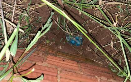 Polícia encontra 100 pedras de crack enterradas em terreno baldio