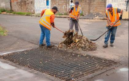 Prefeitura faz a limpeza de bueiros, grelhas e bocas de lobo